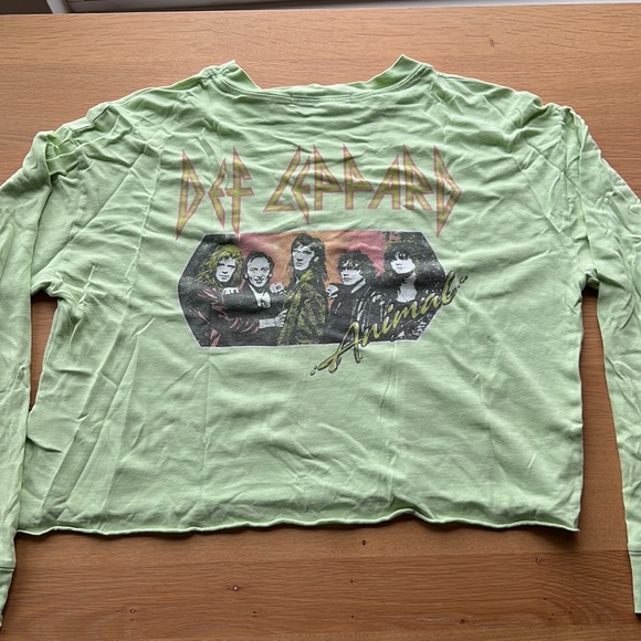 Daydreamer Def Leppard Crop Graphic Tee - Picture 6 of 7